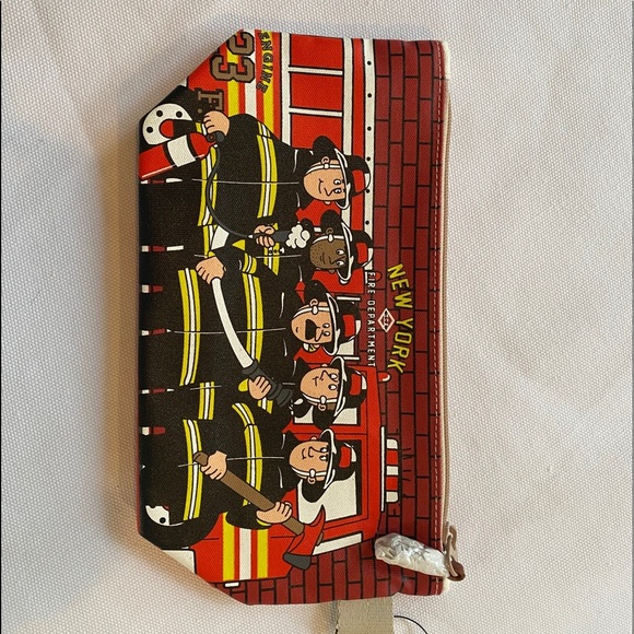 NWT- NYC Themed Cosmetic Bag - Picture 2 of 3